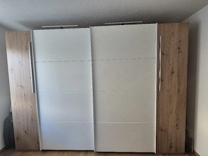 Schwebetürschrank mit Beleuchtung 
