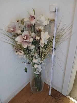 Glasbodenvase mit Kunstblumen