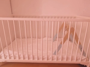 Babybett 140x70 mit Matratze, Spielzeug, Decke alles Komplett.