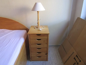 Nachttisch und Lampe
