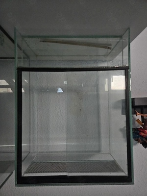   Terrarium mit Schiebetüren