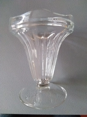 Typischer Eisbecher aus Glas	