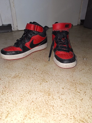 rot schwarze nike schuhe