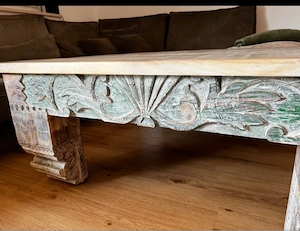 Massiver Couchtisch aus Mangoholz im indischen Vintage-Stil