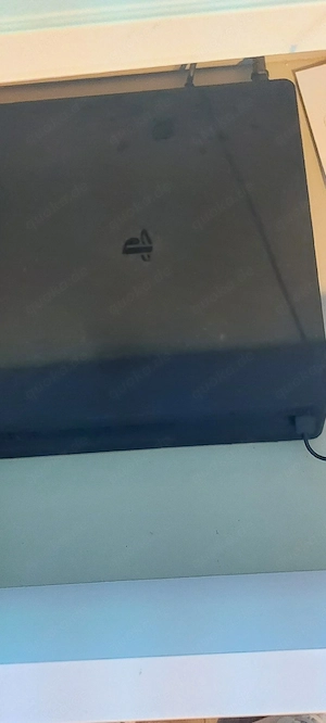 Playstation 4 mit 3 Controllern, Ladestation und Spielen