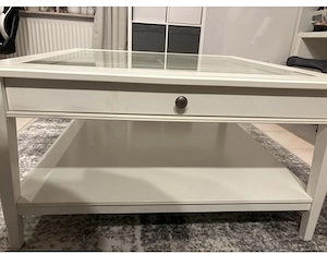 Wohnzimmer Tisch mit Glasplatte 