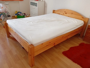 Bett 140x200 cm mit Latenrost unde Matratze sus Kieferholz