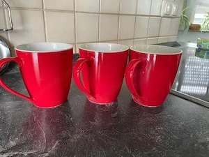 3 rote Tassen, neu