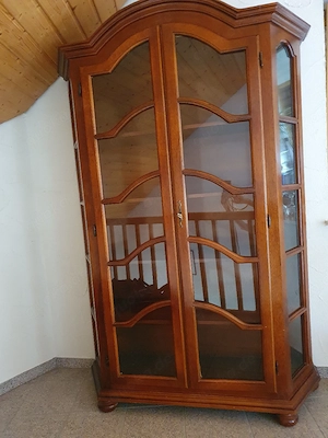 Vitrinenschrank in rötlich-brauner Kirschbaum Optik