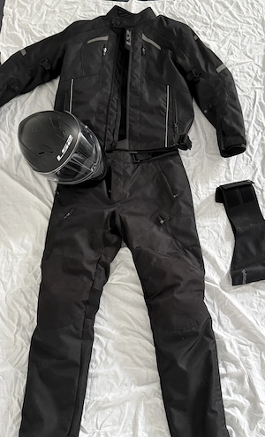 Motorradkleidung Set inkl. Hose, Jacke, Helm und Nierengurt
