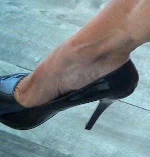 Suche Sie in Heels