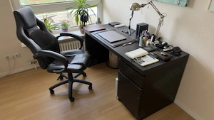 Schreibtisch mit Lederstuhl