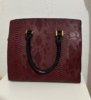 Handtasche mit Schlangenprägung 