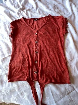 Damenshirt Rostrot Größe S Knopfleiste Binden Rüschen am Ärmel