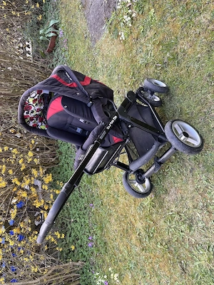Praktischer Kinderwagen in schwarz rot