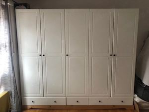 Schlafzimmerschrank mit viel Stauraum