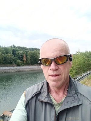 Ich bin ein Mann 65JAHRE jung. Mal als Crossdresser zusehen. Mal als Mann, ich suche Männer.