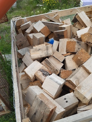 Palletten Brennholz mit Nägel Länge 20 cm - 35 cm