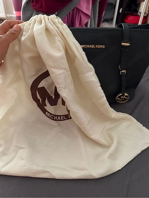 MK Tasche in Schwarz mit goldenen Details