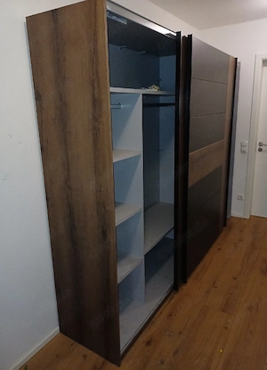 Großer Kleiderschrank mit Schiebetür in Eichenoptik
