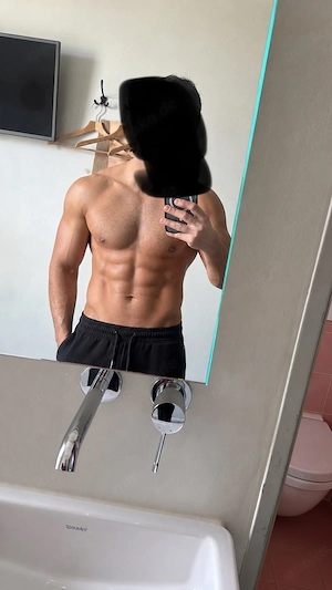 Sportlicher Mann mit 23 cm großem Penis und sucht Frauen für Spaß