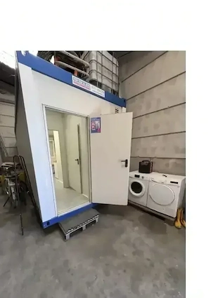 20'-Raumcontainer mit WC, Dusche und Pantryküche.