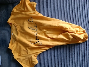 2 T-Shirts gelb und grau