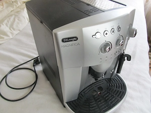 Kaffeevollautomat Kaffeemaschine Delonghi Magnifica