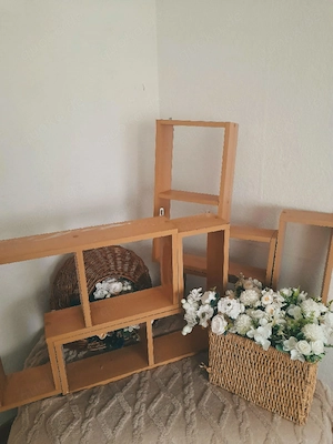 Zwei ältere Wandregale 