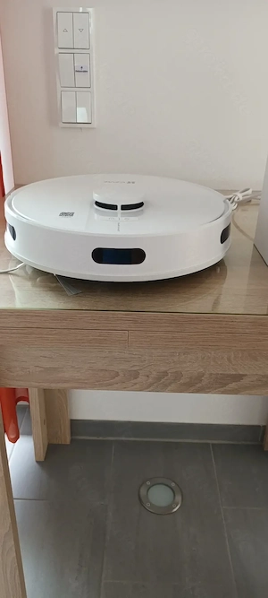 Saug-und Wischroboter mit Absaugstation abzugeben