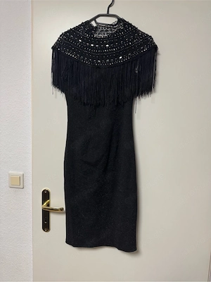 Elegant schwarzes Abendkleid mit Fransen-Detail