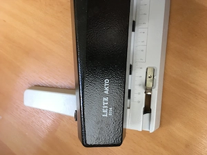 Leitz Akto 5114 Mehrfachlocher in einer robusten Ausführung aus Aluminiumdruckguss.