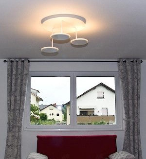 Moderne, stilvolle Deckenleuchte, dimmbar