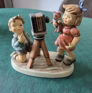 Goebel Porzellan Figuren "Camera ready"
