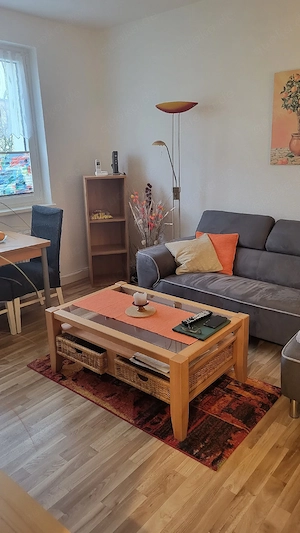 Glastisch und hinten der Schrank zu verkaufen 