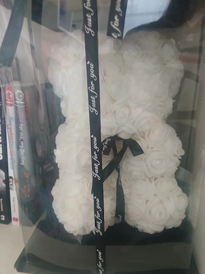 Bär mit Rosen 