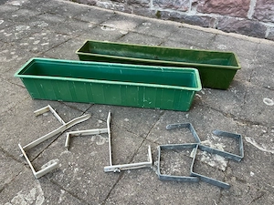 2 Blumenkästen mit Aufhängungen