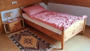 Bett mit Rost inkl. Nachttisch und Lampe (ohne Matratze und Bettzeug)