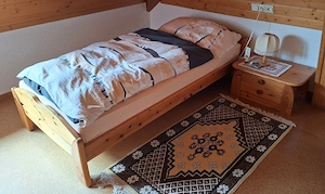 Bett mit Rost inkl. Nachttisch und Lampe (ohne Matratze und Bettzeug)
