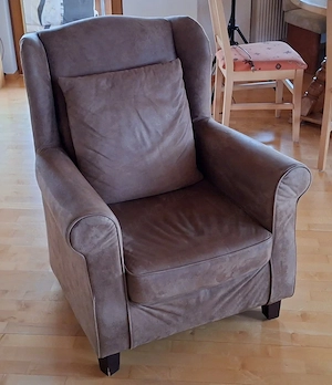 Zwei Designer Sessel braun mit Kissen und Hocker