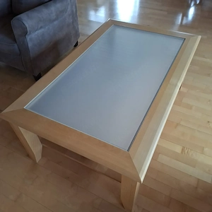 Salon-Tisch aus hellem Holz