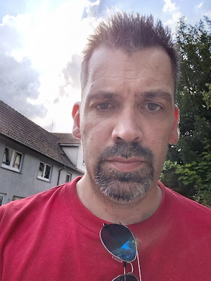 junger mann Bittet seine Dienste an für Frauen 