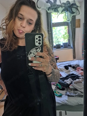 biete heiße Bilder und Videos gegen geld an