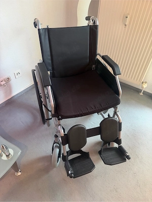 Neuer Rollstuhl