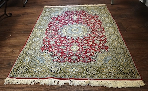 Orientteppich, grün-rote geometrische Musterung, 151 x 109 cm