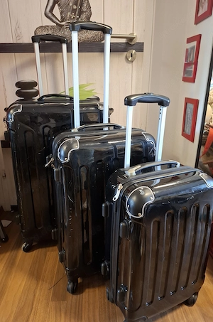 3er Hartschalen- Kofferset mit 4er Rollen