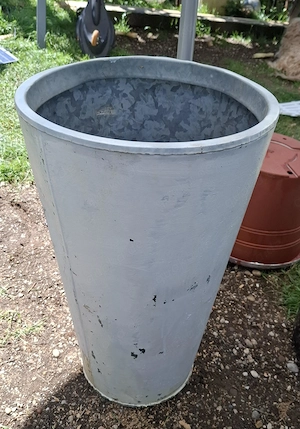 Blumenkübel   Blumentopf   Pflanzgefäß aus Metall