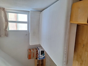Weisses Bett mit hohem Kopfteil zu verschenken
