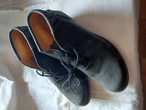 Schwarzer Damenschuh, Leder