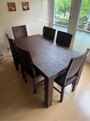 Holztisch mit 6 Stühlen